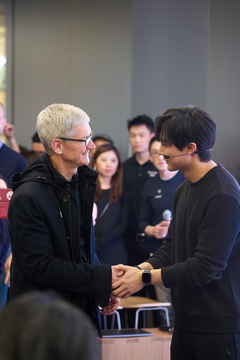 Tim Cook 现身王府井 Today at Apple，与 CORSAK 一起探索用电音表达情感