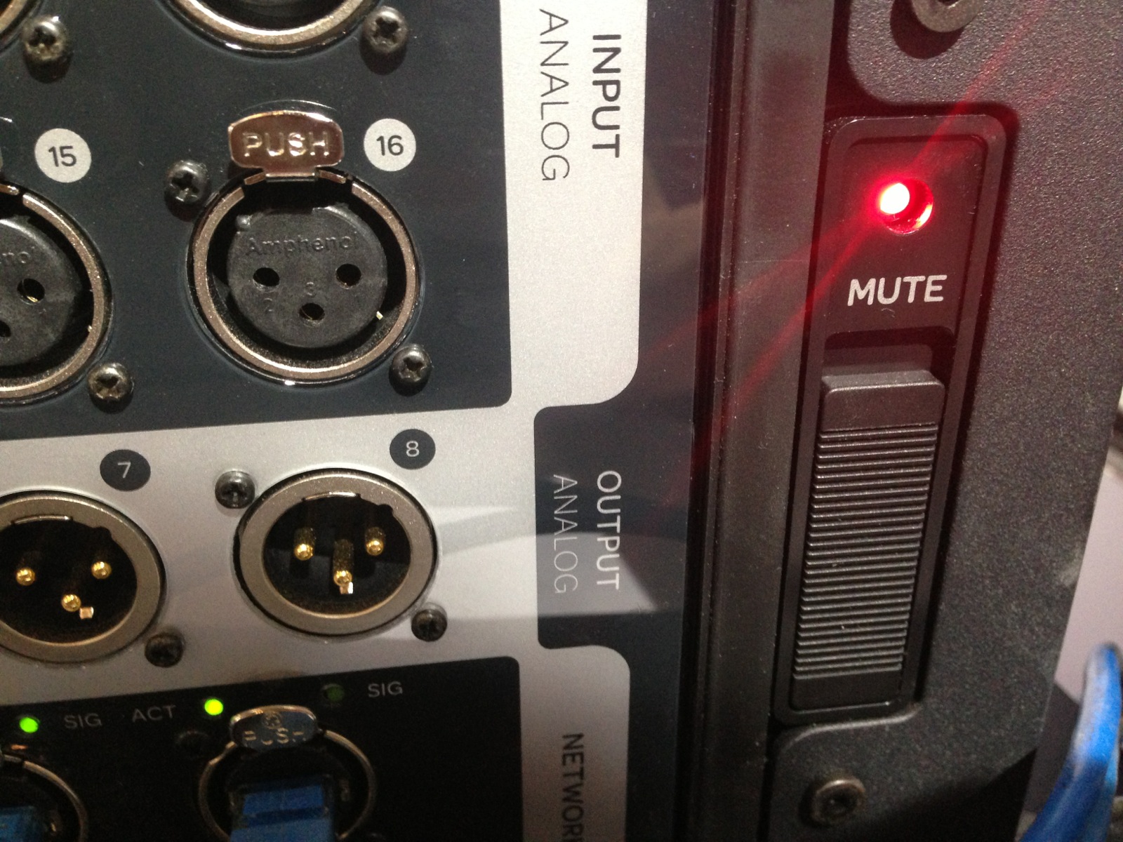 mute锁,可快速将所有通道静音,防止拔线时候的爆音: 注意到了接口箱带