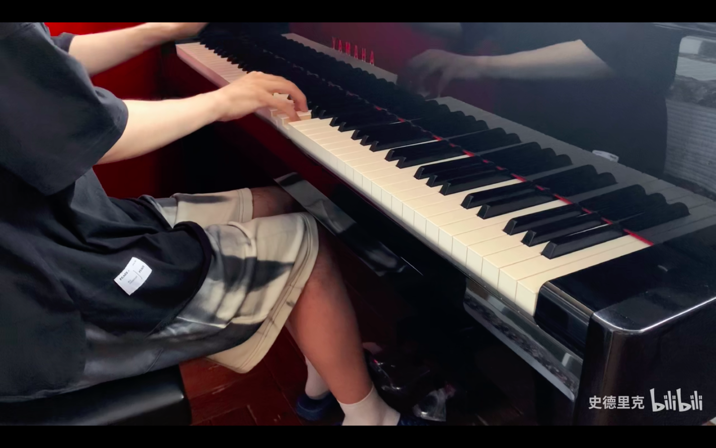 女孩踩钢琴踏板图片